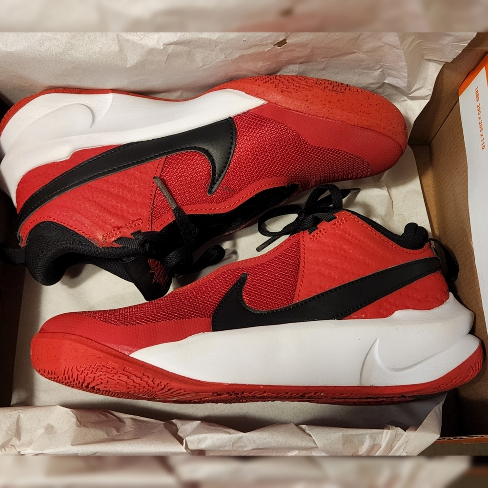 BOYS NIKE SZ 4Y
